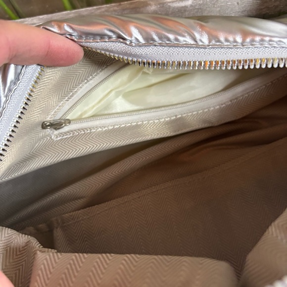 Quilted Puffer Barrel Bag Hobo Shoulder Bag, Puffy, Silver. No brand name. - Picture 5 of 5